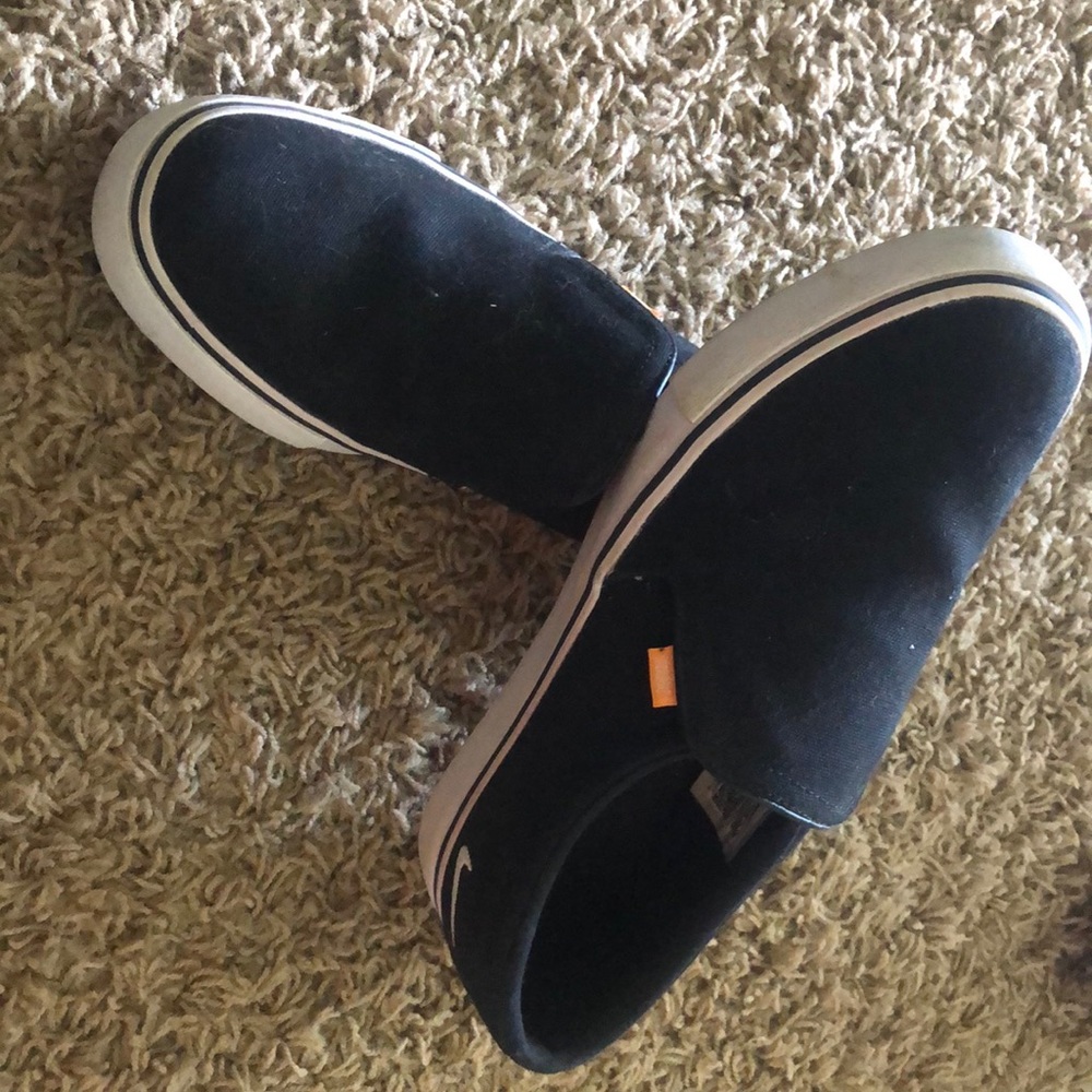 Woman’s Nike size 7.5. Wore one time!!